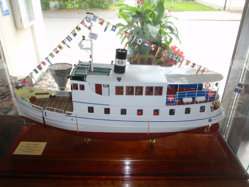 Model of M/F Lindon.